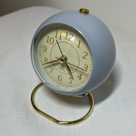 Retro Alarm Clock Desktop Small Alarm
Quartz Battery operated. Self standing. - Picture 3 of 9